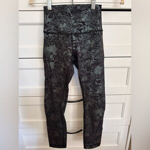 Lululemon Wunder Under 23” Shine Logo flourish Black Iridescent Foil Size 2